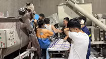 Cảnh sát giải cứu công nhân bị máy trộn bê tông cuốn chân