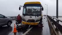 Xe khách mất lái trên cầu Rạch Miễu, tông người đi xe máy tử vong