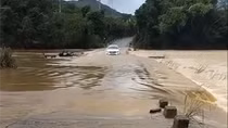Trục vớt ôtô Mercedes bị nước cuốn trôi dưới sông hơn 1km