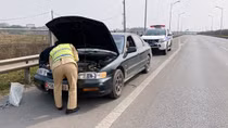 Nhiều người dân gặp sự cố được CSGT giúp đỡ ngày giáp Tết