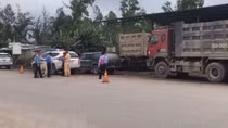 Hàng loạt tem kiểm định nghi vấn bất ngờ “bay” khỏi xe khi đang chờ kiểm tra