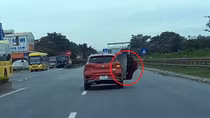 Tước bằng nữ tài xế ô tô mở cửa xe khi đi trên Quốc lộ 1A