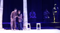 Sân khấu vắng khán giả, nên “tiên trách kỷ”