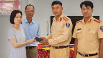 CSGT trao trả tài sản cho du khách Hàn Quốc
