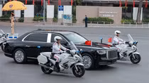 Cận cảnh limousine Hồng Kỳ N701 trên đường phố Hà Nội