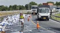 Cả trăm thùng bia rơi khắp mặt đường, cao tốc TP Hồ Chí Minh - Trung Lương ùn tắc 3km