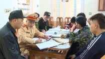 Xử phạt nhóm thanh niên đầu trần “dạo phố”