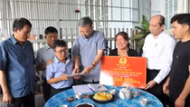 Bộ trưởng Tô Lâm thăm gia đình các cán bộ, chiến sĩ hy sinh tại Đắk Lắk