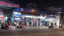 Nhiều nhà xe vẫn đón khách tại các cây xăng, siêu thị, bệnh viện...