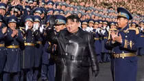 Ông Kim Jong-un thăm trụ sở không quân cùng "nhân vật đặc biệt"