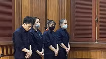 Mẹ và “con gái nuôi” dàn cảnh quan hệ tình dục để tống tiền cụ ông 70 tuổi