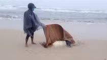 Ngư dân đi đánh cá, bất ngờ đụng thi thể trôi dạt ven biển