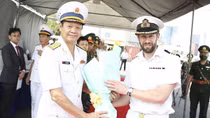 Tàu Hải quân Hoàng gia Anh tới thăm TP Hồ Chí Minh