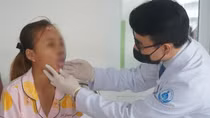 Chạy xe máy khi chưa đủ tuổi, bé gái gặp tai nạn nghiêm trọng