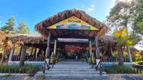 Trong ngôi nhà từ những mảnh bom