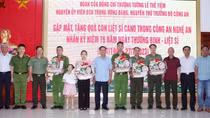 Đoàn Tướng lĩnh hưu trí CAND thăm, tặng quà các gia đình thương binh, liệt sĩ