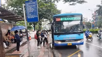 Xe buýt Hà Nội hút khách trở lại