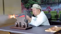 Ông Kim Jong-un thị sát bất thường nhiều nhà máy vũ khí của Triều Tiên