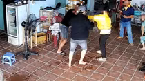 Tiếp nhận, điều tra vụ 2 con trai tạt xăng, đe dọa đốt nhà mẹ ruột