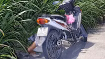 Người đàn ông tử vong cạnh xe máy dựng ven đường