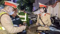 Nữ CSGT xuống phố xử lý vi phạm nồng độ cồn ngày cuối năm