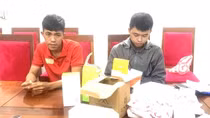 Dàn cảnh "trấn" tiền của shipper