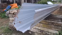 Va vào cuộn tôn, bé trai 9 tuổi tử vong thương tâm