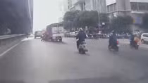 Đề nghị tài xế xe tải chèn ngã 2 người đi xe máy đến cơ quan Công an làm việc
