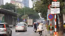 Vì sao Hà Nội dự kiến bỏ biển cấm taxi trên 11 tuyến phố?