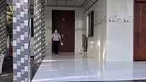 Thiếu tá Công an kịp thời chở thí sinh về nhà lấy giấy tờ để quay lại trường thi