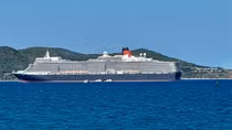 Tàu du lịch biển Queen Elizabeth II đưa gần 1.900 du khách đến vịnh Nha Trang