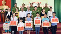 Phần quà ý nghĩa trao tặng con các liệt sỹ trước thềm năm học mới