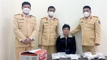 Người dân báo tin, CSGT bắt kẻ tàng trữ ma túy