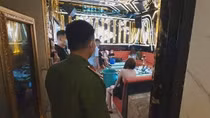 Quán karaoke dụ khách "vui vẻ tại chỗ"