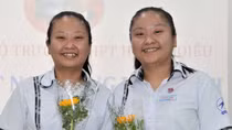 Chị em song sinh được kết nạp Đảng trước ngày thi tốt nghiệp