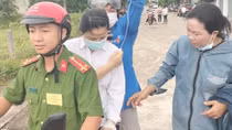 Nữ sinh vào phòng thi với bình truyền nước trên tay