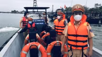 Thăm hỏi các gia đình có người thân gặp nạn trong vụ chìm ca nô