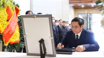 Thủ tướng Phạm Minh Chính ghi sổ tang tưởng niệm cựu Thủ tướng Nhật Bản
