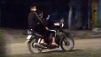 Quái xế lái xe máy bằng chân quay clip đăng TikTok bị phạt hơn 7 triệu đồng