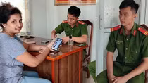 Nữ du khách nước ngoài vui mừng nhận lại chiếc điện thoại đã đánh rơi
