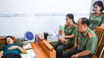 Công an tỉnh Thừa Thiên Huế thăm hỏi CBCS có hoàn cảnh đặc biệt tại TP Cần Thơ
