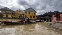 Khách Tây háo hức tham quan phố cổ Hội An ngày mưa lũ như Venice