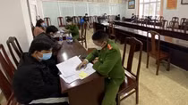 Bóc gỡ nhiều đường dây cá độ bóng đá núp bóng cafe, xóc "bầu cua"