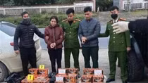 Kiểm tra xe ôtô của đôi nam nữ, lộ ra 72 hộp pháo lậu