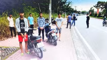 Rủ nhau đi cắm trại rồi bàn chuyện... cướp tài sản