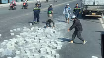 Cảnh sát chữa cháy vác gạch giúp người dân gặp nạn trên đường