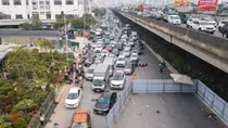 Ưu tiên rào lô cốt hay đường đi cho người dân? (Bài 1)
