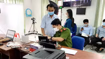 Tất bật giải quyết thủ tục hành chính cho người dân