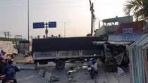 Xe đông lạnh mất lái đẩy xe tải lao vào nhà dân