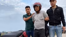 Tưởng xe máy chở bao tải ngô, hoá ra “hàng ém Tết”